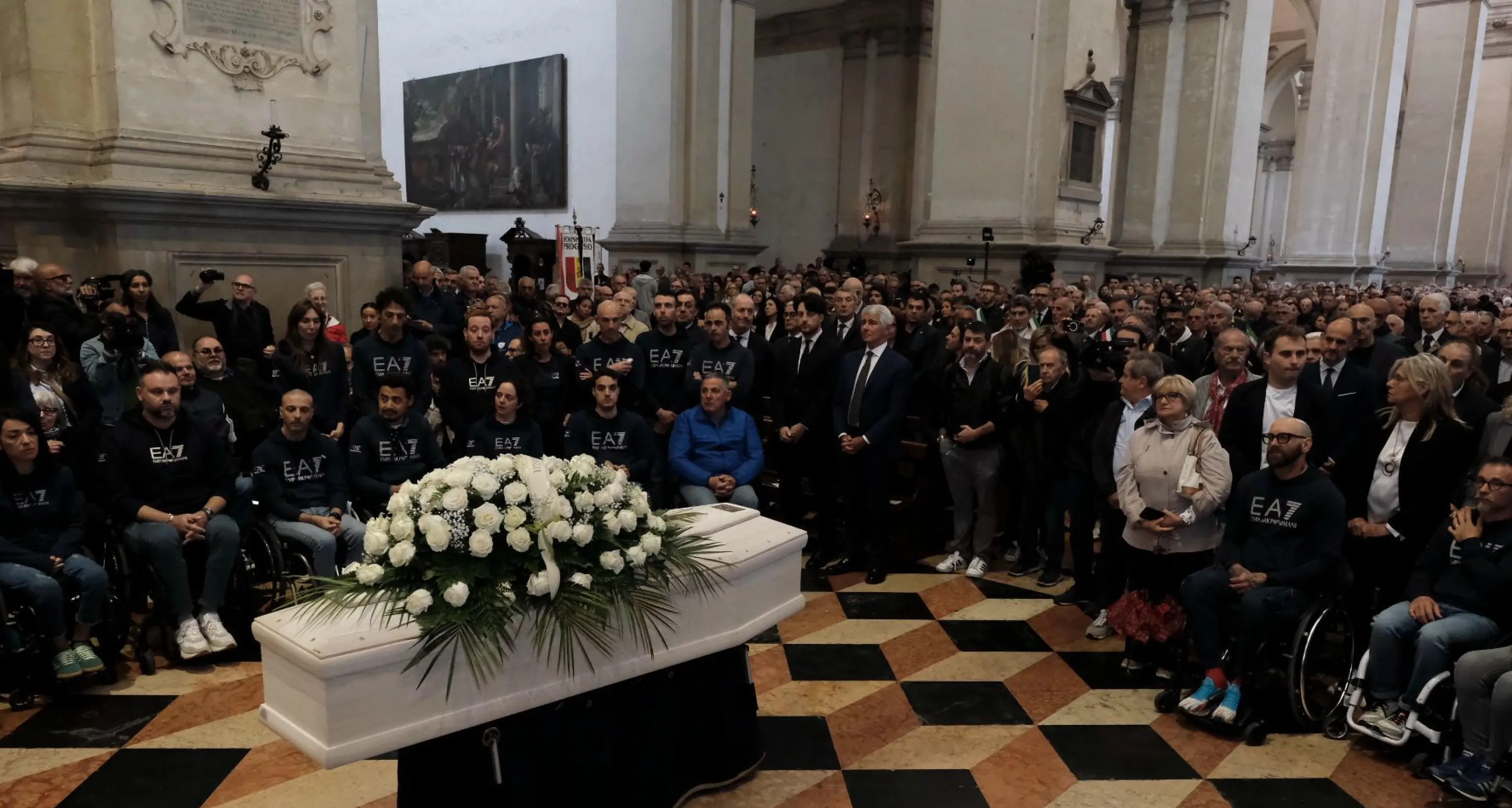 Duemila persone in chiesa per il funerale di Zanardi, la handbike sull'altare