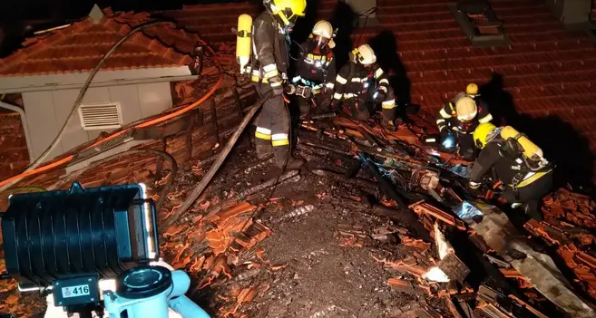 Scoppia in casa la batteria della bici elettrica: furioso incendio in centro a San Candido