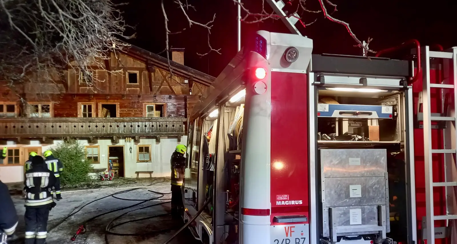 Incendio a Plata, le fiamme avvolgono camino e sottotetto di una casa