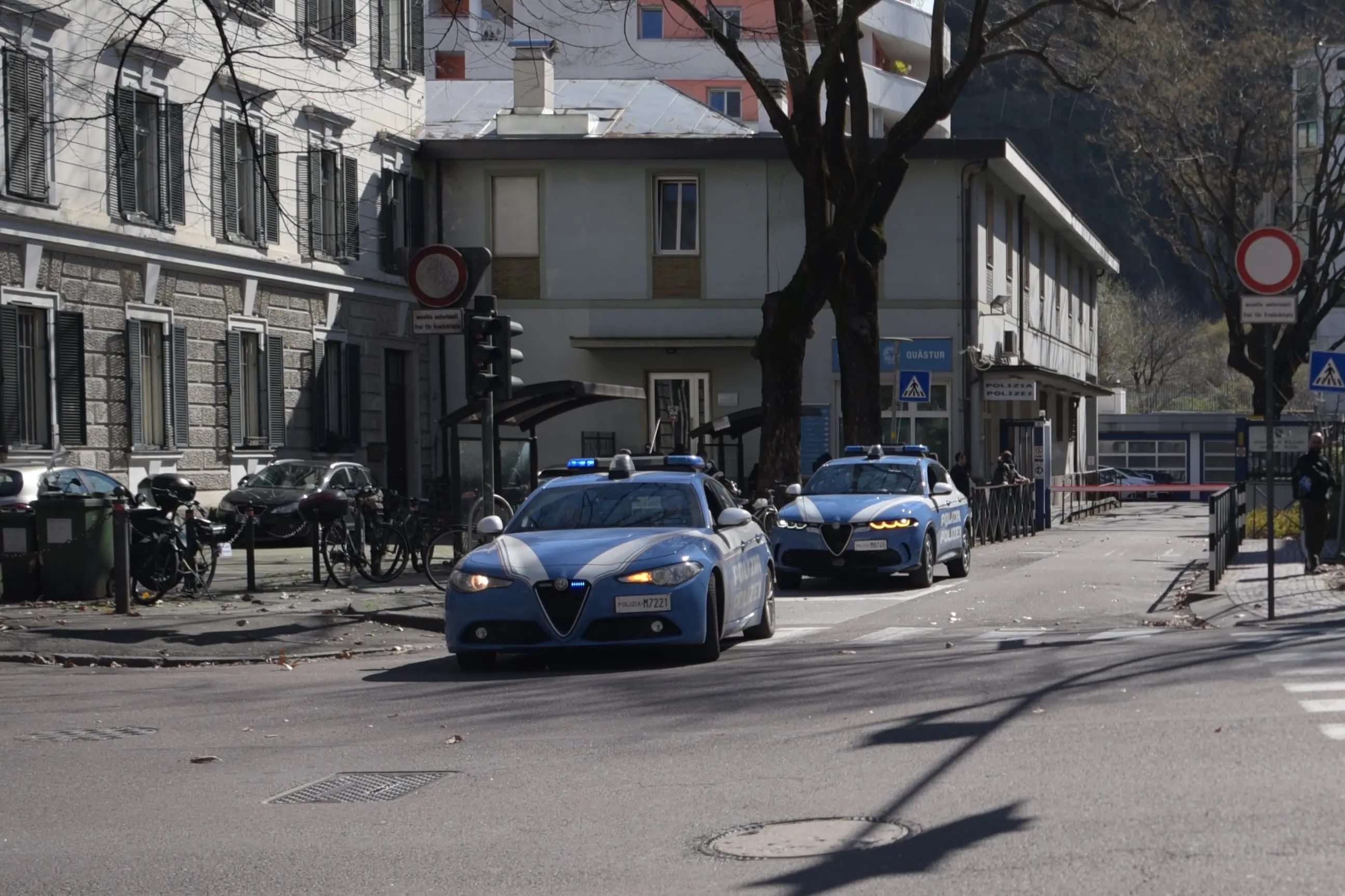Furti e rapine a Bolzano, arrestato 20enne ricercato: preso mentre ruba una e-bike da 5 mila euro
