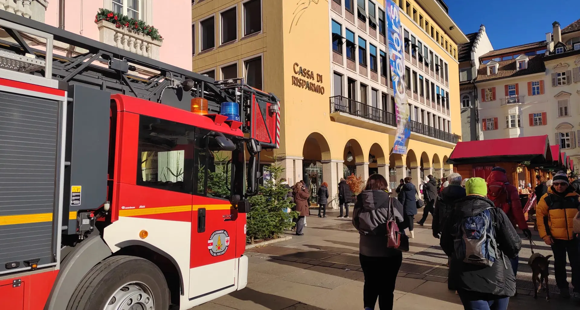 Bolzano, incendio nello scantinato della Cassa di Risparmio: palazzo evacuato