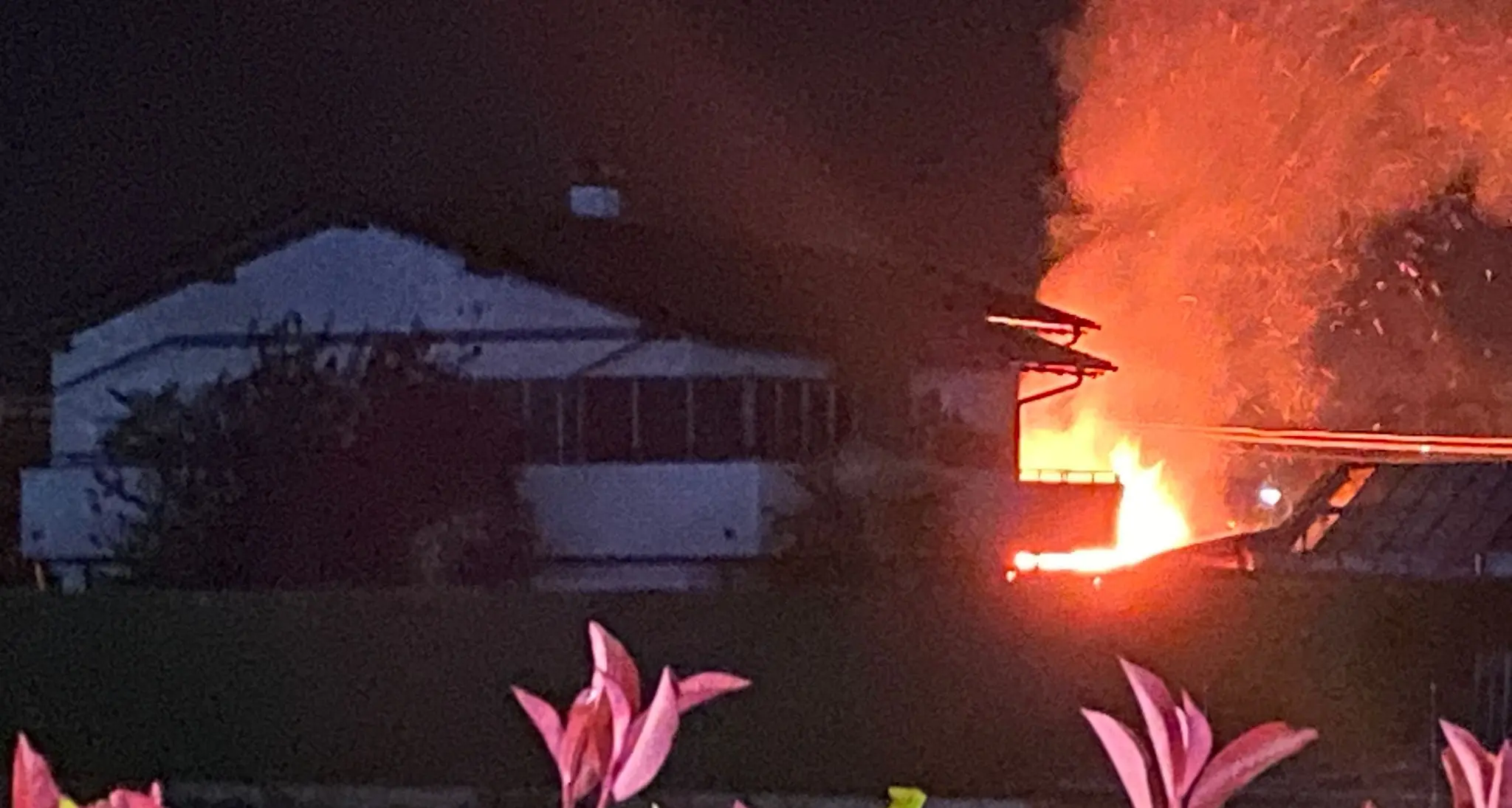 Furioso incendio lungo la strada per Appiano: a fuoco casa e magazzino