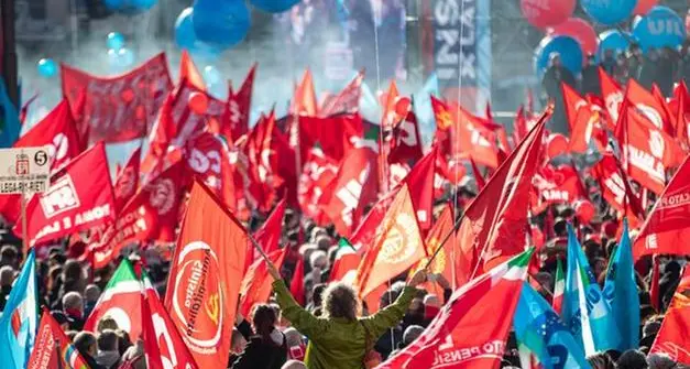 Sciopero generale, venerdì 24 novembre si ferma il privato. Cgil e Uil, a Bolzano presidio in Piazza Nikoletti Il 24 novembre si asterrà dal lavoro il settore privato