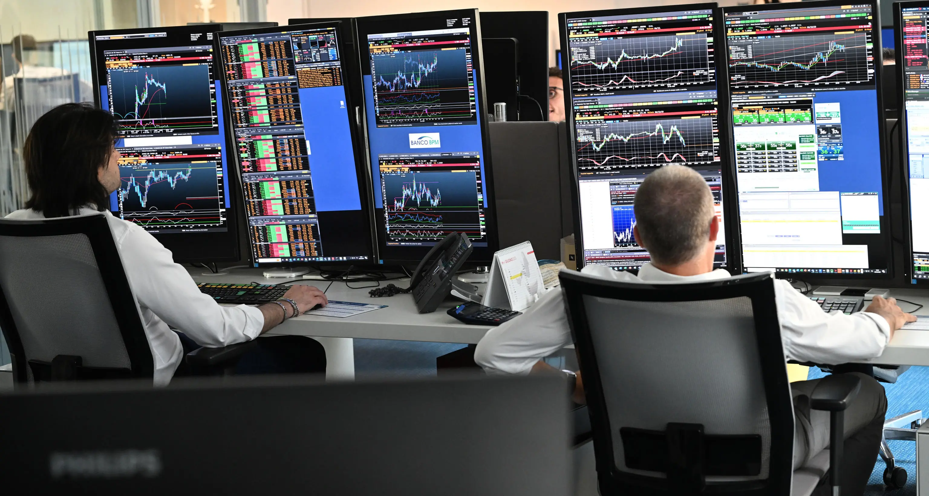 Borsa: Milano chiude in calo, pesano banche e assicurazioni