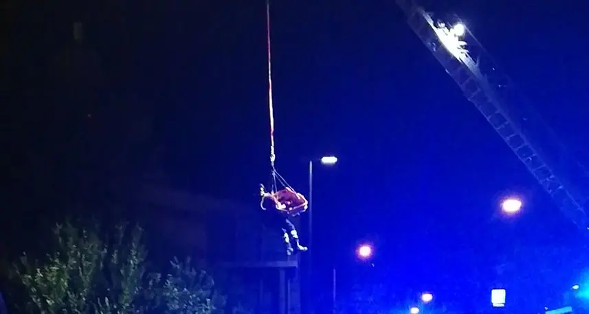 Senzatetto cade nell’Isarco: è grave