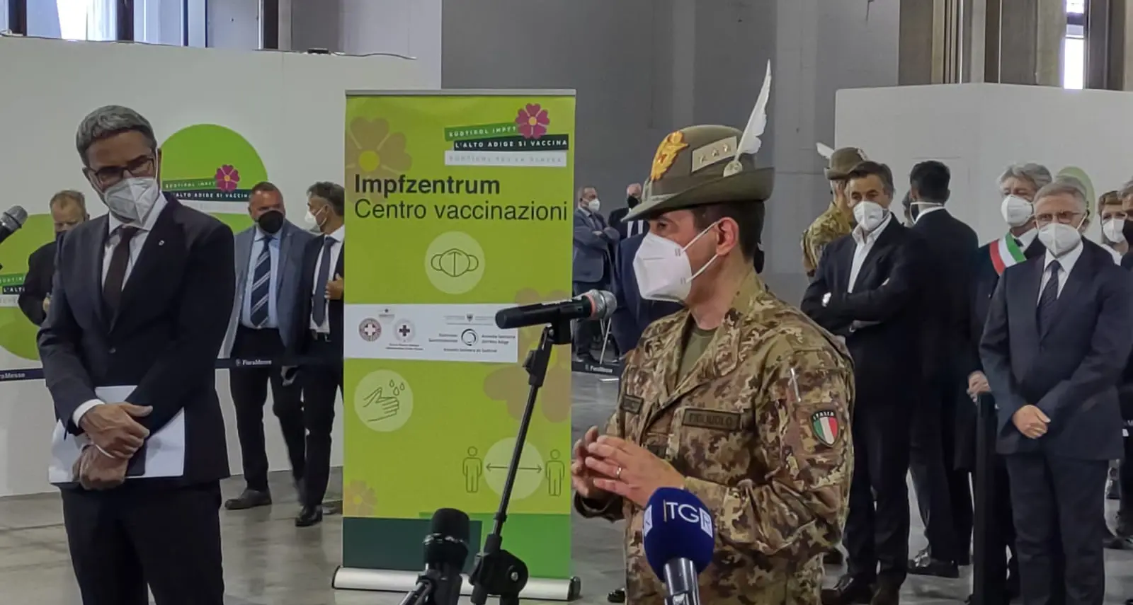 Il generale Figliuolo a Bolzano prova il test nasale: “Vaccini e tamponi, Alto Adige modello per l’Italia”