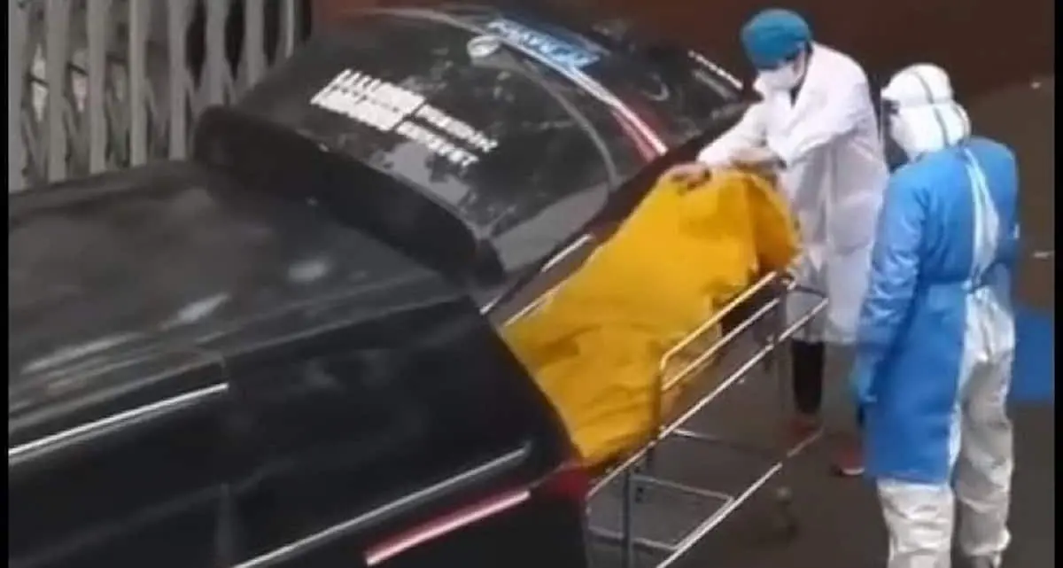 Cina, scambiato per morto di Covid: finisce all'obitorio in un sacco di plastica ma è vivo
