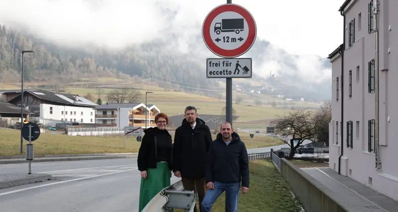 In alta Val d'Isarco nuovo divieto per i camion lunghi più di 10 metri: così si impedisce l’invasione dei mezzi pesanti usciti dall’A22