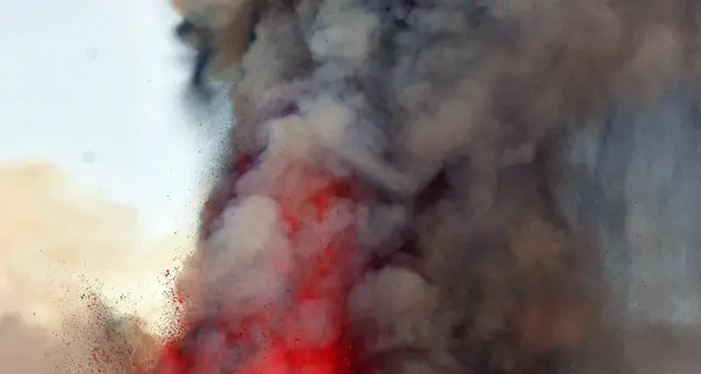 Etna: fontana di lava e nube eruttiva alta 9 km dal Sud-Est