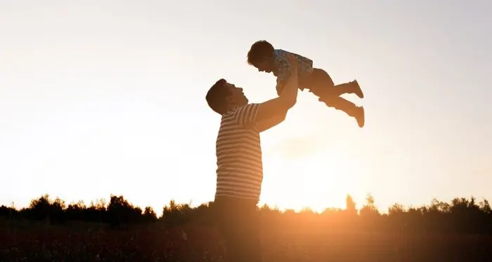 Festa del Papà, più padri nei congedi, ma restano ostacoli