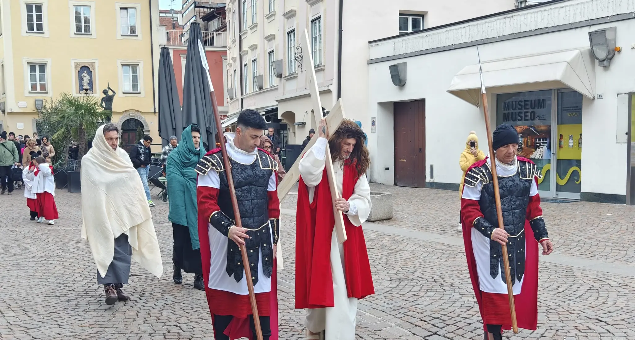 Bressanone, la Via Crucis vivente anima il centro storico