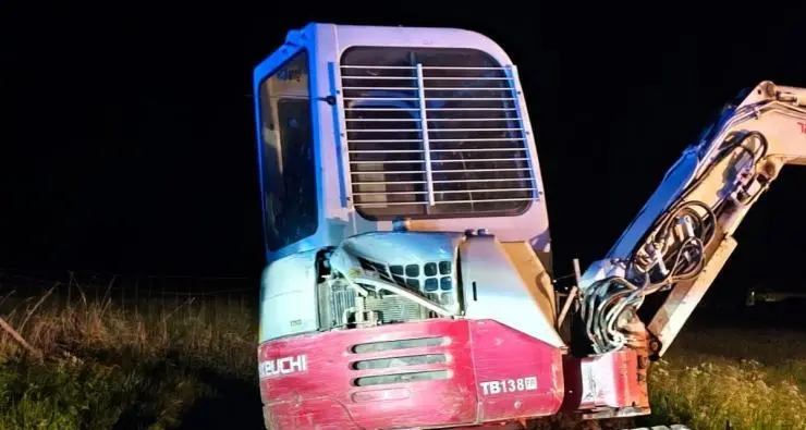 Si schianta in auto contro un escavatore: è grave