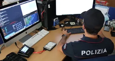 Aveva su telefono e pc un milione di file pedopornografici: arrestato un musicista 49enne