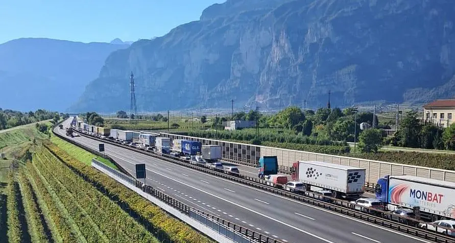 Due incidenti mortali in A22 nel pomeriggio, traffico in tilt