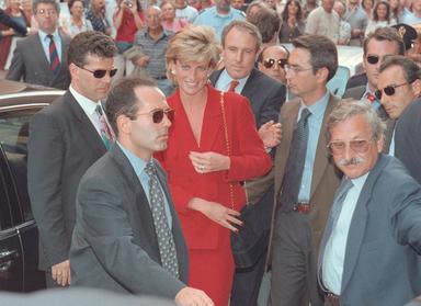 Attesa per il libro del fratello di lady D che imbarazza reali, copie rubate in Olanda