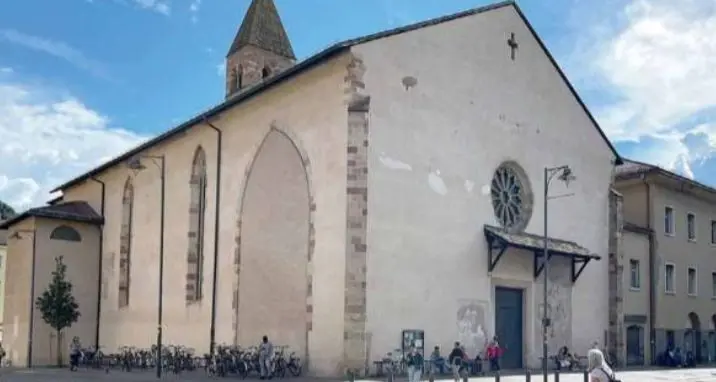 Chiese invase dai turisti, don Gretter: «Non hanno rispetto nemmeno per i funerali»