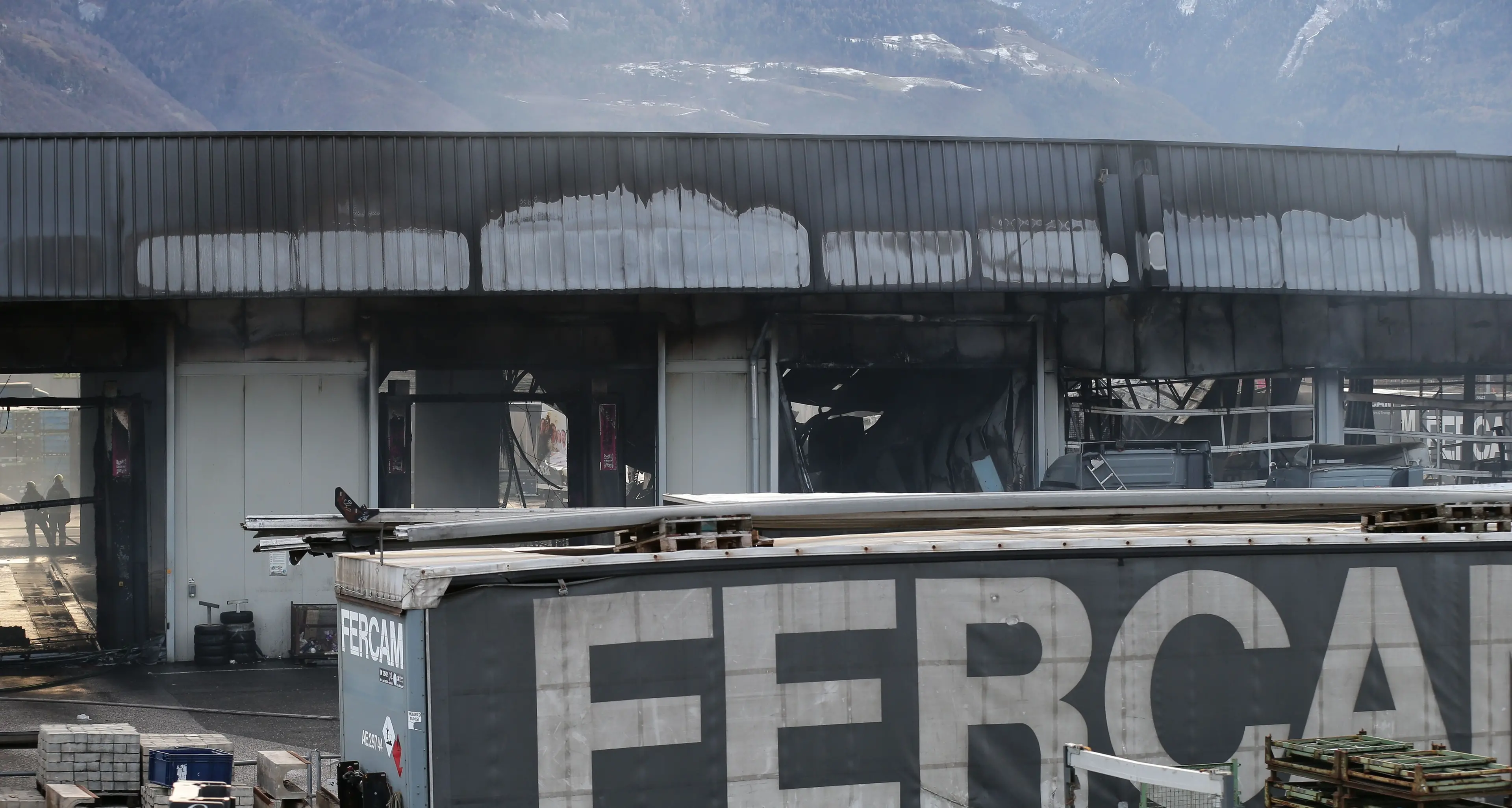 Maxi incendio al deposito Fercam di Bolzano, la società: «Tornare a lavorare il prima possibile»