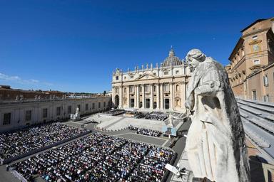 Il Vaticano sul fine vita, 'meno fondi ad armi e più cure palliative'