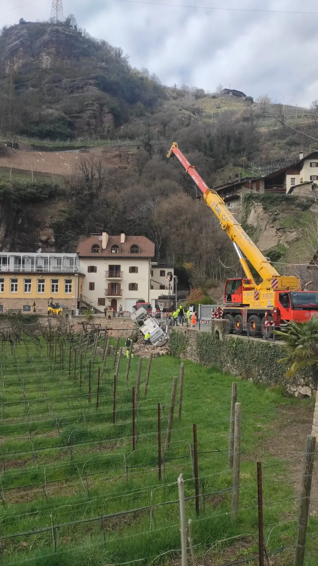 Bolzano, crolla muro di contenimento: camion finisce nel campo