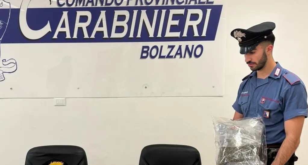 Iphone rubato geolocalizzato in centro a Bolzano: scoperto covo con droga e refurtiva tech da 10 mila euro