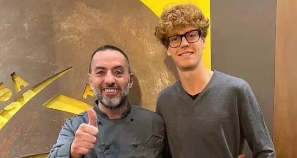 Jannik Sinner a Torino unico a pagare il conto al ristorante