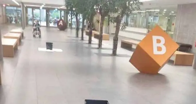 «Ospedale, piove nell’atrio». Bacinelle per raccogliere l’acqua