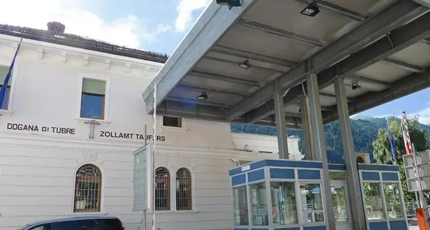 All’asta (telematica) i beni confiscati dalle Dogane: c’è un orologio da 8mila euro