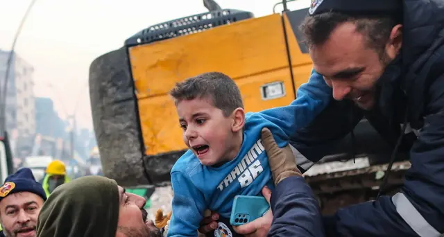 Sisma in Turchia: bimbo di 8 anni salvato dopo 52 ore