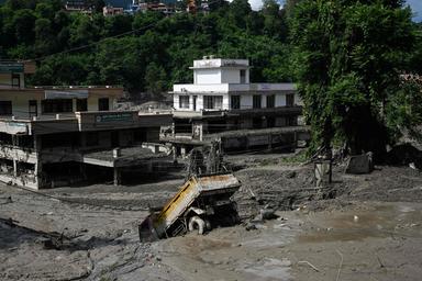 L'esperto del Cnr: "Tra Nepal e Tibet un'alluvione-lampo causata da un terremoto in alta montagna"