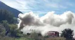 Due cataste di legno in fiamme a Prato