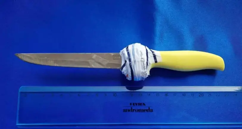 Insegue i passanti armato di coltello: panico in strada