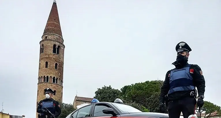 Baby gang dello spaccio a Caorle, misure cautelari per 4 minori: perquisizioni e un arresto a Bolzano