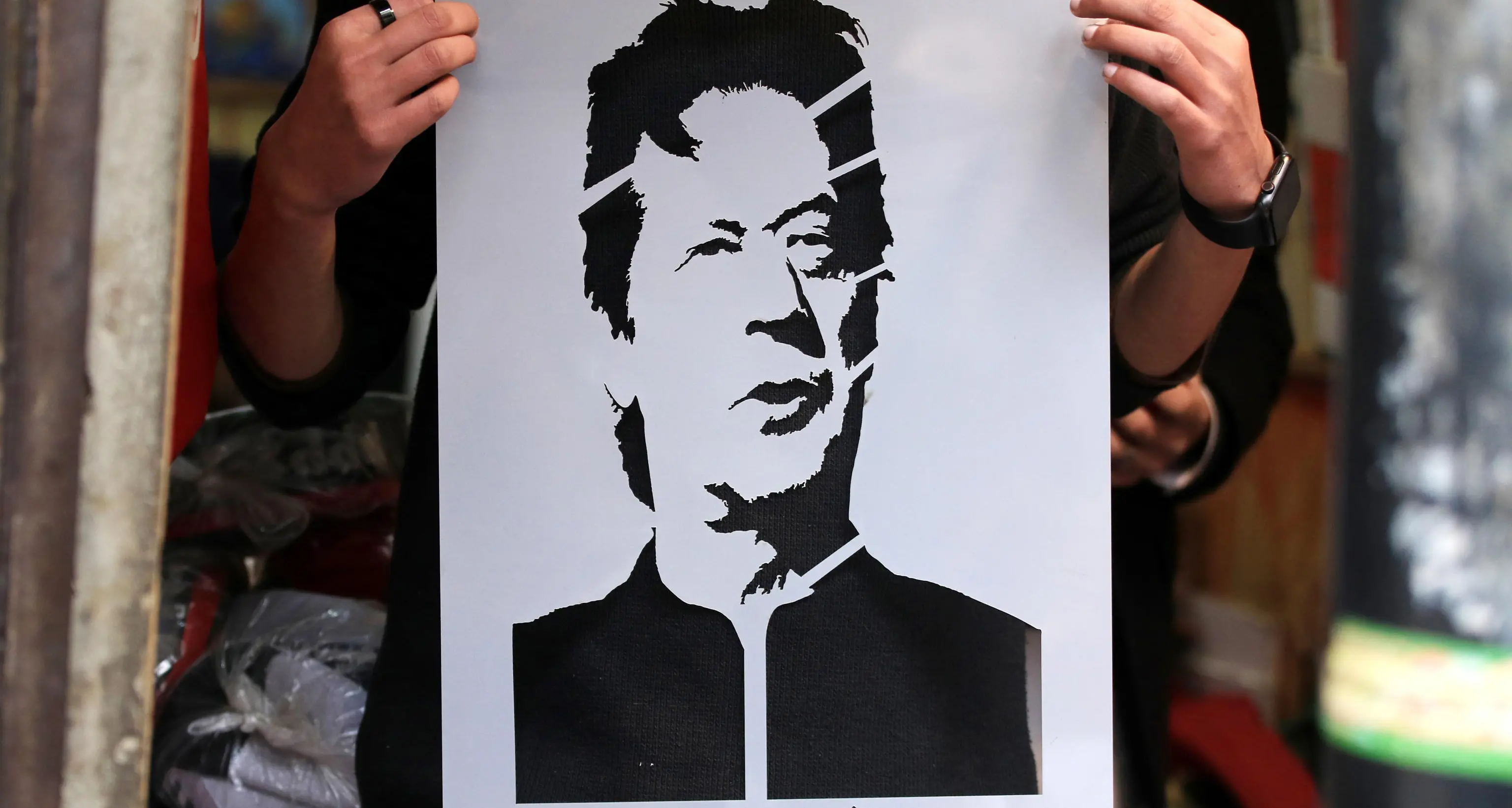 Pakistan: 14 anni a ex premier e sua moglie per corruzione