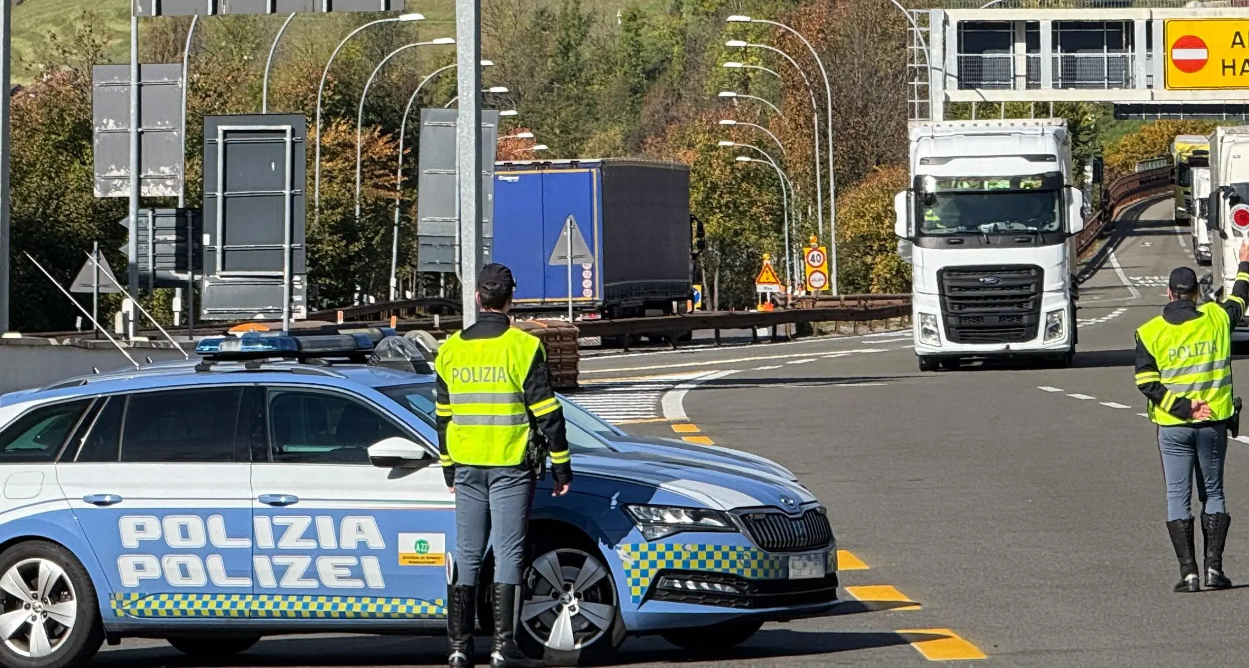 Camionista guida per oltre 16 ore senza sosta: maxi multa e patente sospesa