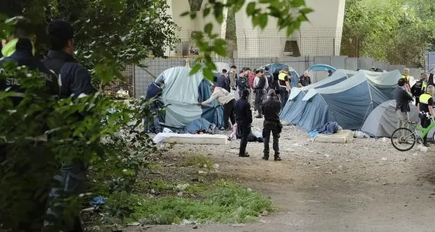 Bolzano, sgomberata la tendopoli: in via Trento ora c’è un muro di pietre