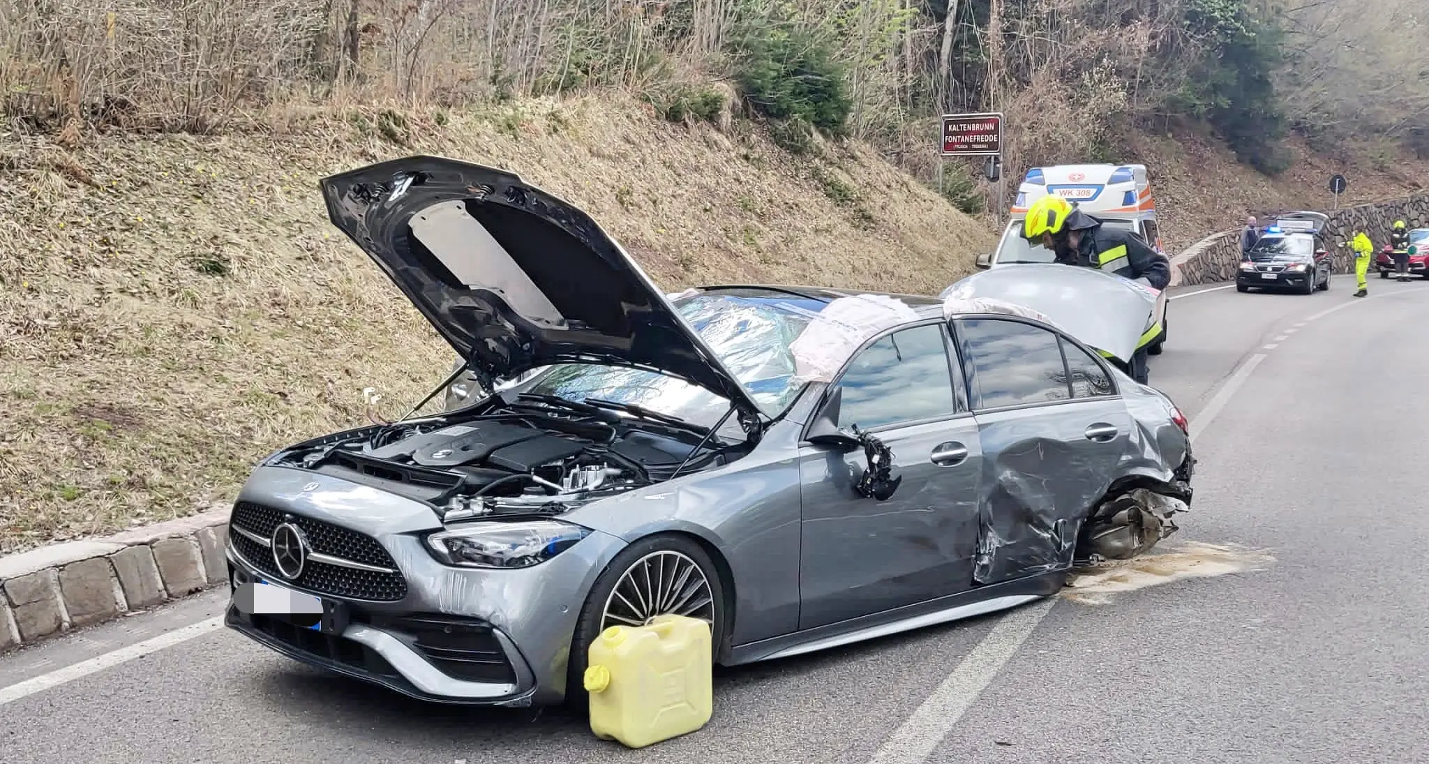 Trodena, auto si rovescia dopo il tamponamento: 4 feriti