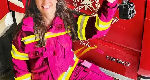 Vigili del fuoco volontari, in Alto Adige divise rosa fucsia per le donne