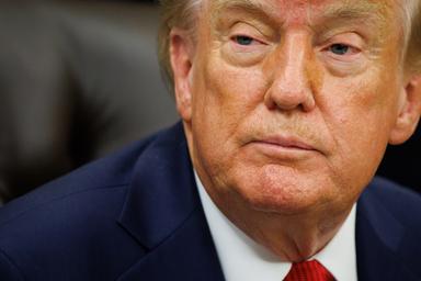 Trump cala ancora nei sondaggi, il consenso degli americani al 29%