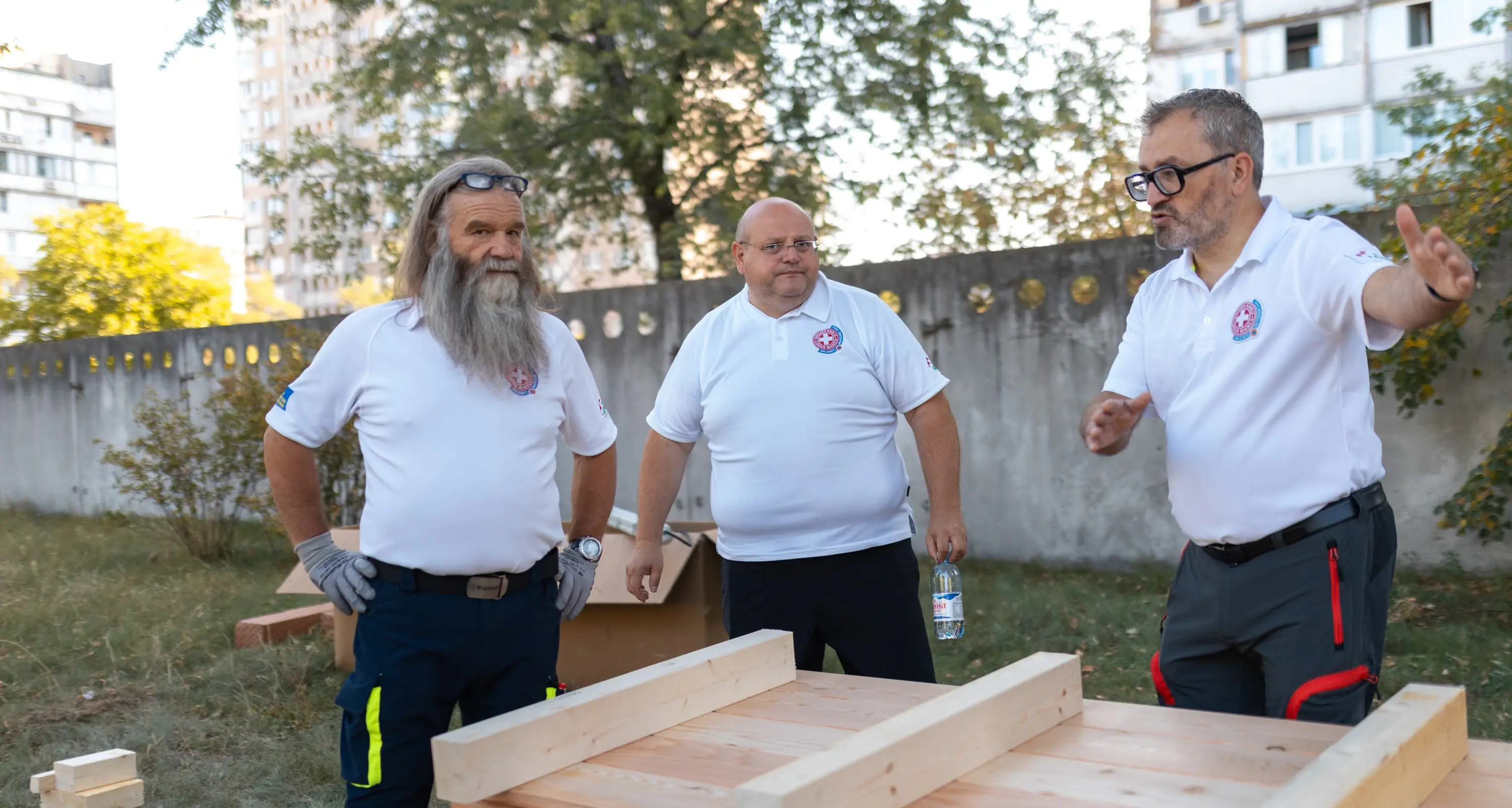 I volontari della Croce Bianca sono tornati dall'Ucraina: «A Kiev un centro di accoglienza per i profughi di guerra»