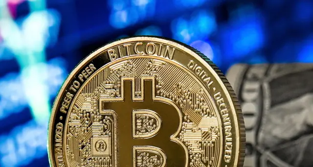 Bitcoin: sfonda la soglia dei 50.000 dollari