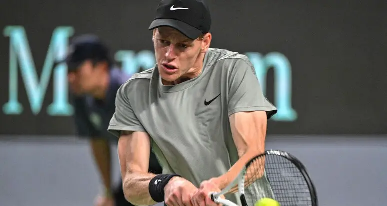 A Shanghai Sinner a caccia la semifinale: primo set dominato, 1-0 su Medvedev