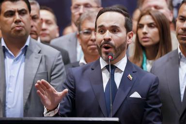 De la Espriella giura da presidente della Colombia e promette la 'Patria Milagro'