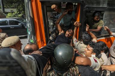 Media India, 'migliaia le persone fermate alla protesta a New Delhi'