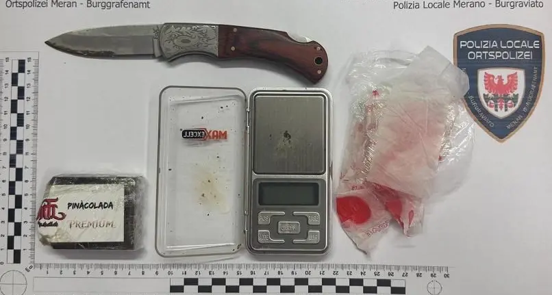 Pusher a 15 anni con in tasca un panetto di hashish da 72 grammi