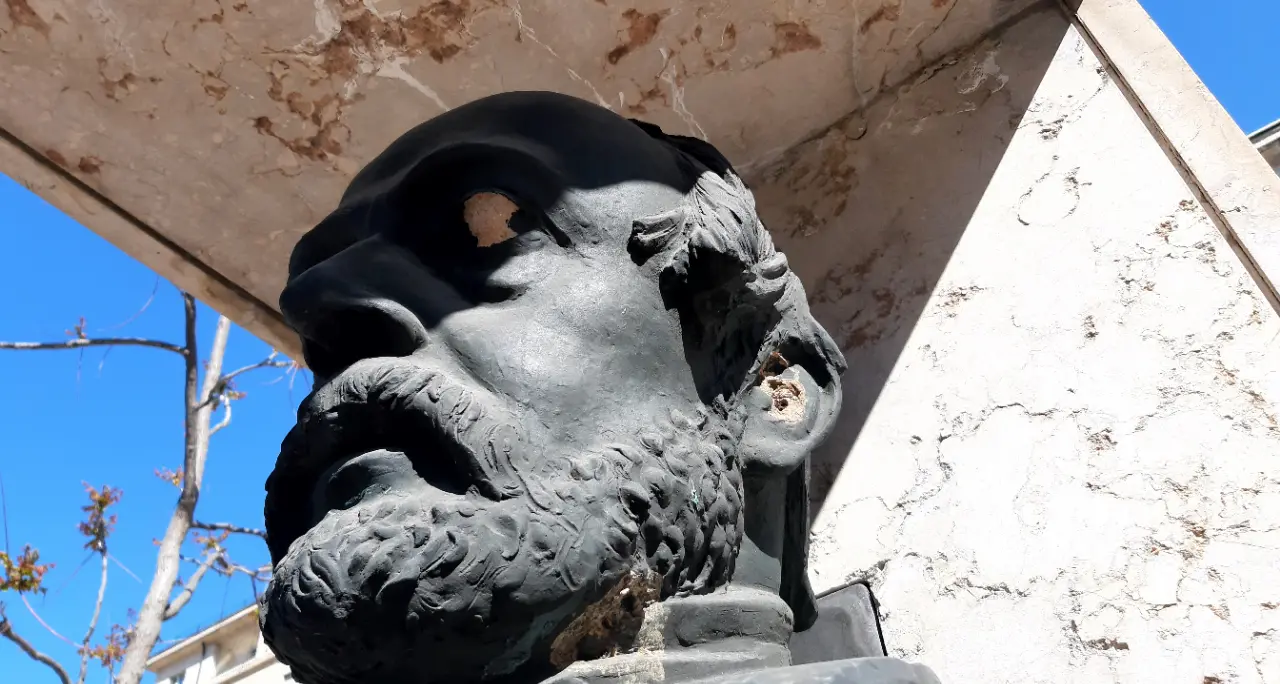 Il busto di Mazzini ripulito da un nido di vespe