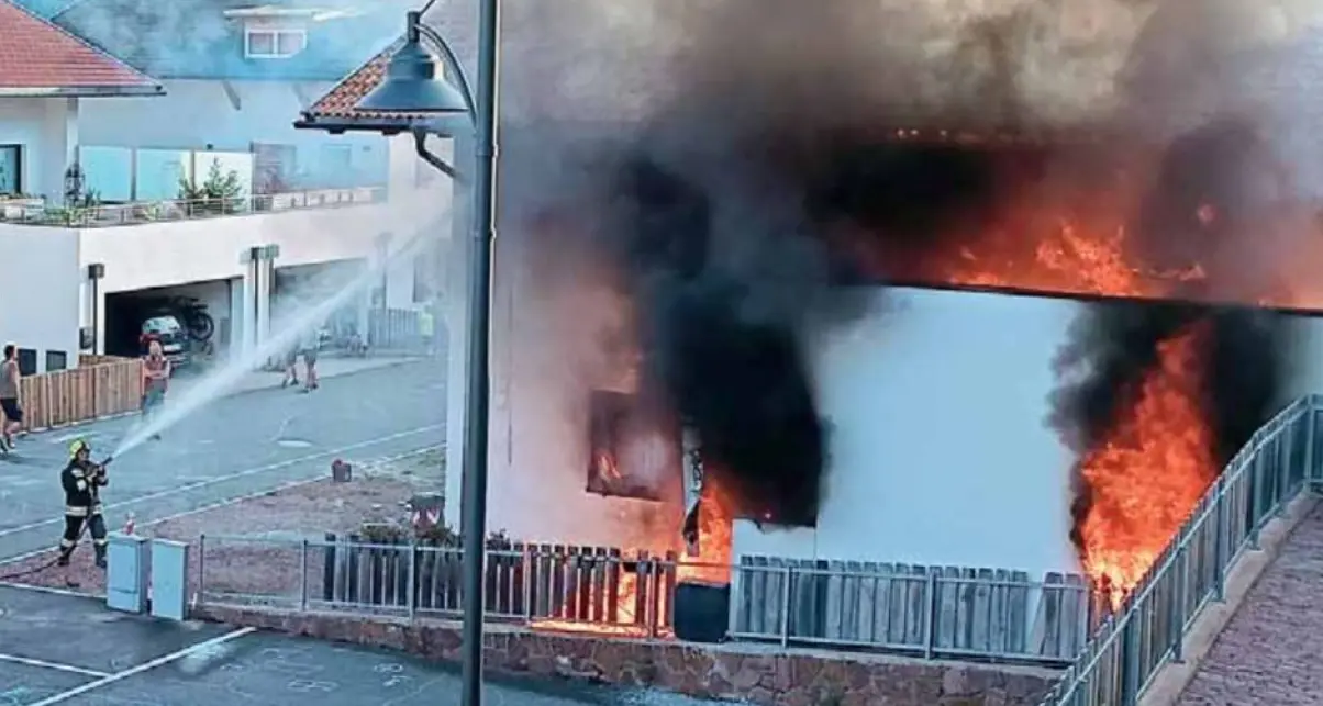 Una casa divorata dalle fiamme: 4 ragazzini in ospedale