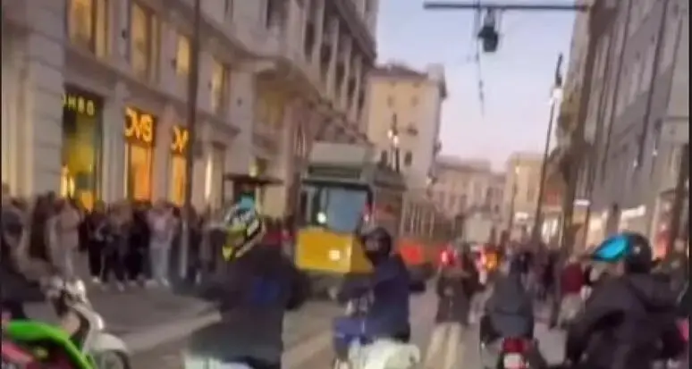 Milano, impennate e sgommate in via Monte Napoleone: denunciato anche un bolzanino