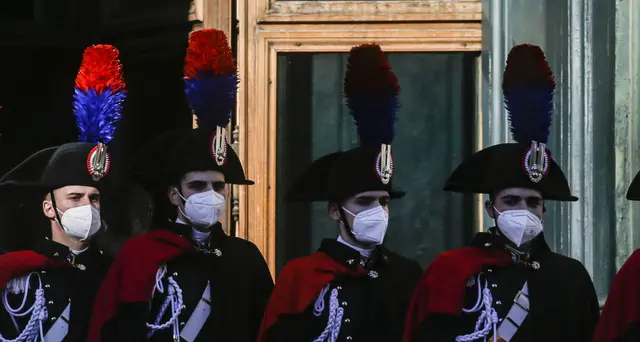 Mattarella: fuori da Montecitorio ascolta l'Inno di Mameli