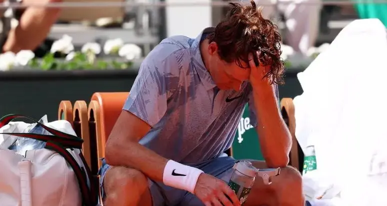 Sinner crolla al Roland Garros: malore e rimonta choc di Cerundolo