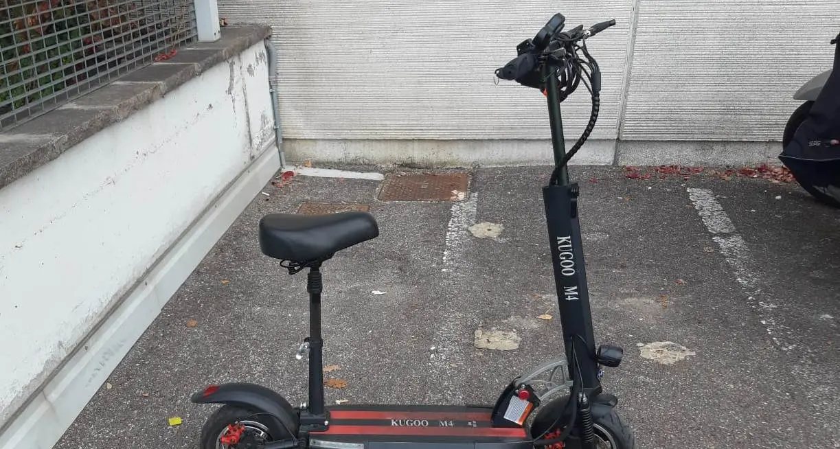 Monopattino con sella non omologato, maxi-multa per una bolzanina